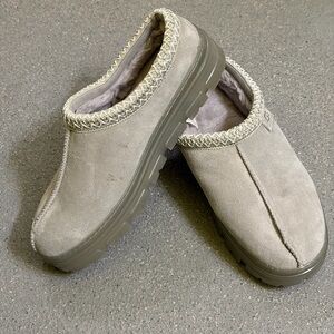 RARE UGG Tasman Clear Slipper - in Campfire Grey - Women’s Size 9